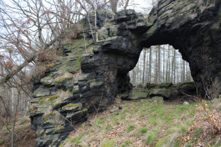 Utajená skalní brána na severovýchodní výspě Krušných hor