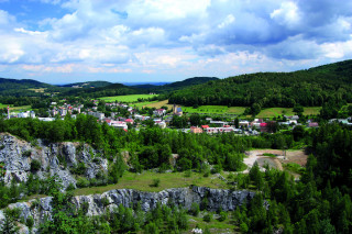 Pohled na dnešní Vápennou v popředí s opuštěnými vápencovými lomy
(foto: RNDr. Jan Kukačka)