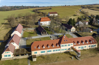 Celkový pohled na areál zámku a hospodářského dvora v Ostrově u Zbraslavic
