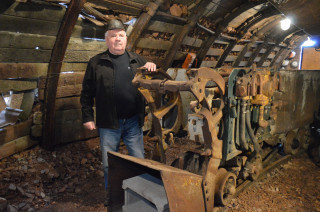 Předseda Hornicko historického spolku Zpč. uhelných dolů Zbůch Antonín Lukášek představuje ve štole důlní nakladač.