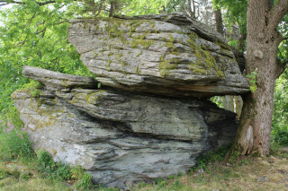  Čertův kámen je vysoký zhruba čtyři metry. Zároveň se horní blok považuje za viklan. A celý útvar skutečně připomíná sfingu. 