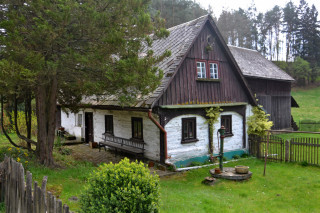 Rázovité stavení na okraji Janovic v Podještědí