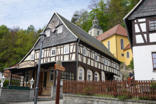 Cesta k hradu vede kolem půvabných hrázděných domků a horského kostela.