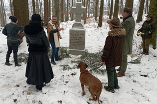 Pomník byl vysvěcen českotřebovským farářem Adamem Grabiecem