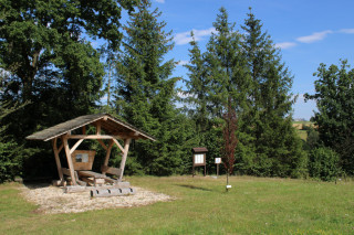 Arboretum leží mimo značené stezky i cyklotrasy. Ale hezky se nakombinuje s návštěvou rozhledny, která zdobí blízký vrch Rosičku.