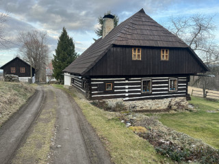 Šindelem pokrytá roubenka ve Velkém Radkově
