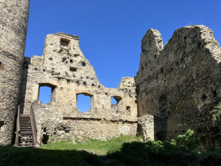 Hrad Kostomlaty – obvodové zdi hradního paláce, vlevo vysoká věž