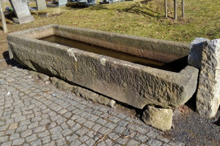 Koryto na hřbitově ve Šluknově 