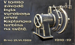 Pamětní deska první Kaplanovy turbíny v areálu bývalé firmy Storek