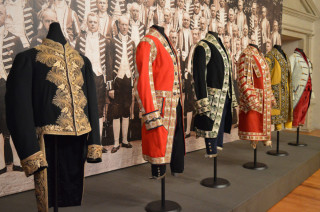 Skvostné oděvy šlechtických služebníků. První zleva livrej tajného rady císaře Františka Josefa.