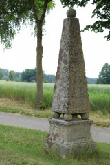 Kolem obelisku prochází zeleně značená stezka. Jakákoliv tabulka či infopanel tady chybí.