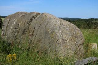 Délka Čertova kamene lehce přesahuje 6,5 metru. A jeho maximální výška činí 172 centimetrů. 