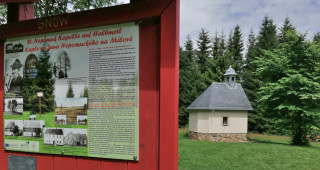 Kaple sv. Jana Nepomuckého s informační tabulí o zaniklém Mílově.
