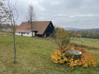 Jedno ze stavení při cestě do Šedivin