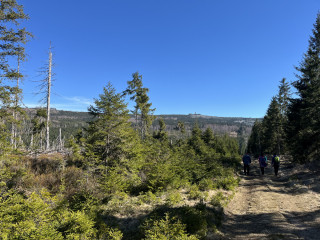 Cestou z Gsengetu nás provází výhledy na Poledník.