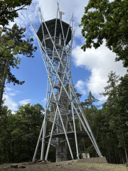 Konstrukce pláště věže s osou nakloněnou o 7,5 stupně působí, jako by věž byla šikmá