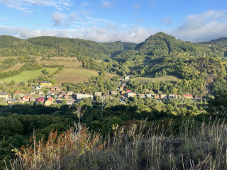Pohled z Malého Stolce na Stráž nad Ohří a vrch Nebesa.