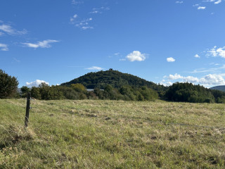Pohled na vrch Šumburk se zříceninou od severu.