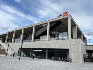 Nádraží Praha-Bubny, na vyhlídkovou terasu za logem vede pevné schodiště