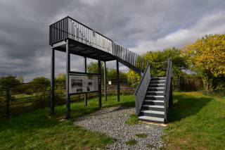 Východní vyhlídka s naučnou tabulí a pohledem do výběhu zubrů