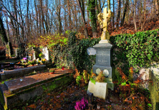 Hrob Ludmily Choraševské a jejích rodičů se nachází
při východní zdi křivoklátského hřbitova, jen několik
kroků za vstupní branou hřbitova.