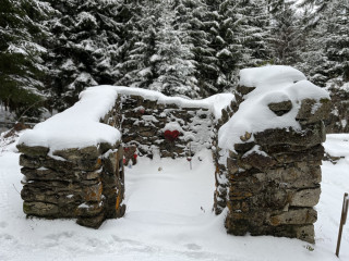 Menší kaple se suvenýry poutníků