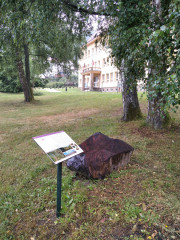 U každého vzorku stojí informační tabule.