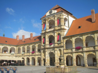 Zámek v Moravské Třebové – pohled z nádvoří na čelní křídlo se vstupní bránou