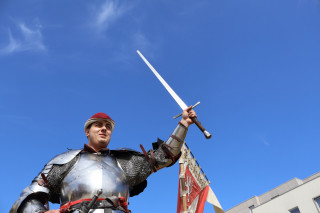 Loupeživí rytíři se chystají na dobytí města. Obrana je nutná.