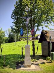 Křížek, jenž stával v sousedství dnes už zaniklé hospody, prošel obnovou. (foto Jan Kolář)