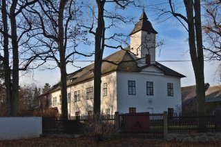 Pohled na zámeček se zlepší až když stromy ztratí listí