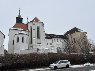 Výraznou dominantu od rybníka Vajgaru tvoří gotický kostel s komplexem minoritského kláštera (vpravo) a výjimečnou kaplí svatého Mikuláše (vlevo)