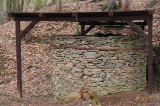 Vyhaslá pec u oblíbené přehrady