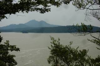 Pohled přes Máchovo jezero k Bezdězu
