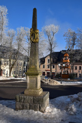 Velký poštovní obelisk na náměstí v Oberwiesenthalu