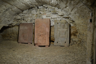 Pohled do podzemí, jež kryje valená klenba.