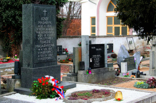 Půda z hrobu prezidentových rodičů byla symbolicky přenesena i na hrob
T. G. M. v Lánech.
