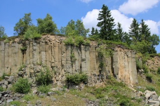 Kamenné varhany na rozkvetlé kruchtě Krušných hor
