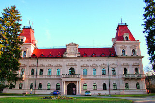 O dobrý stav průčelí šebetovského zámku se
postarala rozsáhlá rekonstrukce, provedená během
devadesátých let minulého století.