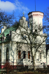 Krzyżanowice — kříž nad
štítem dává na vědomí, že po
prodeji Řádu sester
Františkánek se od roku 1930
změnil zámek na klášter.