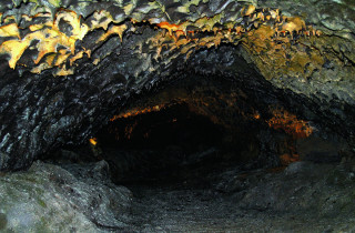 Sopečnou jeskyni São
Vicente na Madeiře zdobí
lávové krápníky.
