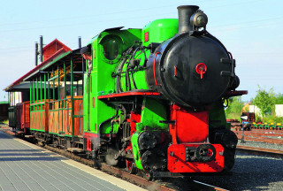 Lokomotiva typu BS80 v čele vlaku na nádraží Kolín-Sendražice