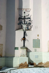 Originál nicovského kohoutího
kříže stojí při stěně kostela
v Kašperských Horách.