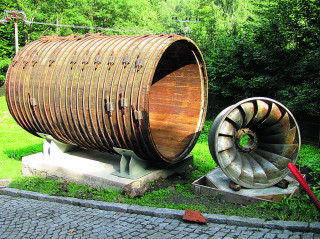 Jeden díl dřevěného potrubí a oběžné kolo
Francisovy turbíny hydroelektrárny Seč zůstaly
uchovány v areálu vodní elektrárny.