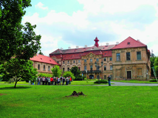 Průčelí měšického zámečku (foto S. Šumbera)