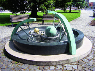 Kašna na Husově náměstí
s kosmologickou planetární
soustavou podle Tycho Brahe