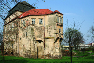 Miroslavský zámek stále čeká na důstojné využití.
Prozatím bývá příležitostně otevřen, současně uvnitř
najdeme malou expozici věnovanou městu Miroslavi.
