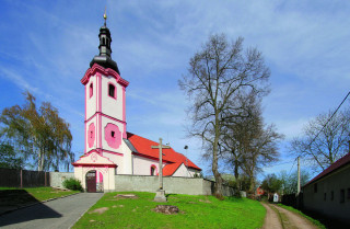 Dráchov, kostel sv. Václava se hřbitovem