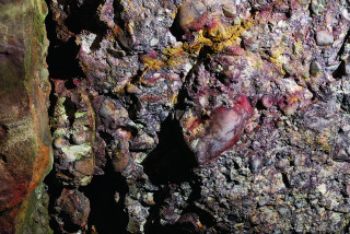 Styk arkózy (vlevo) a slepenců (vpravo). Červené zbarvení je způsobeno oxidy
železa. Ostatně železná ruda byla další surovinou těženou v okolí Mirošova.
