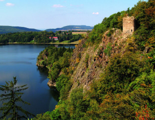 Působivá kulisa Ohebské skály nad Sečskou přehradou.